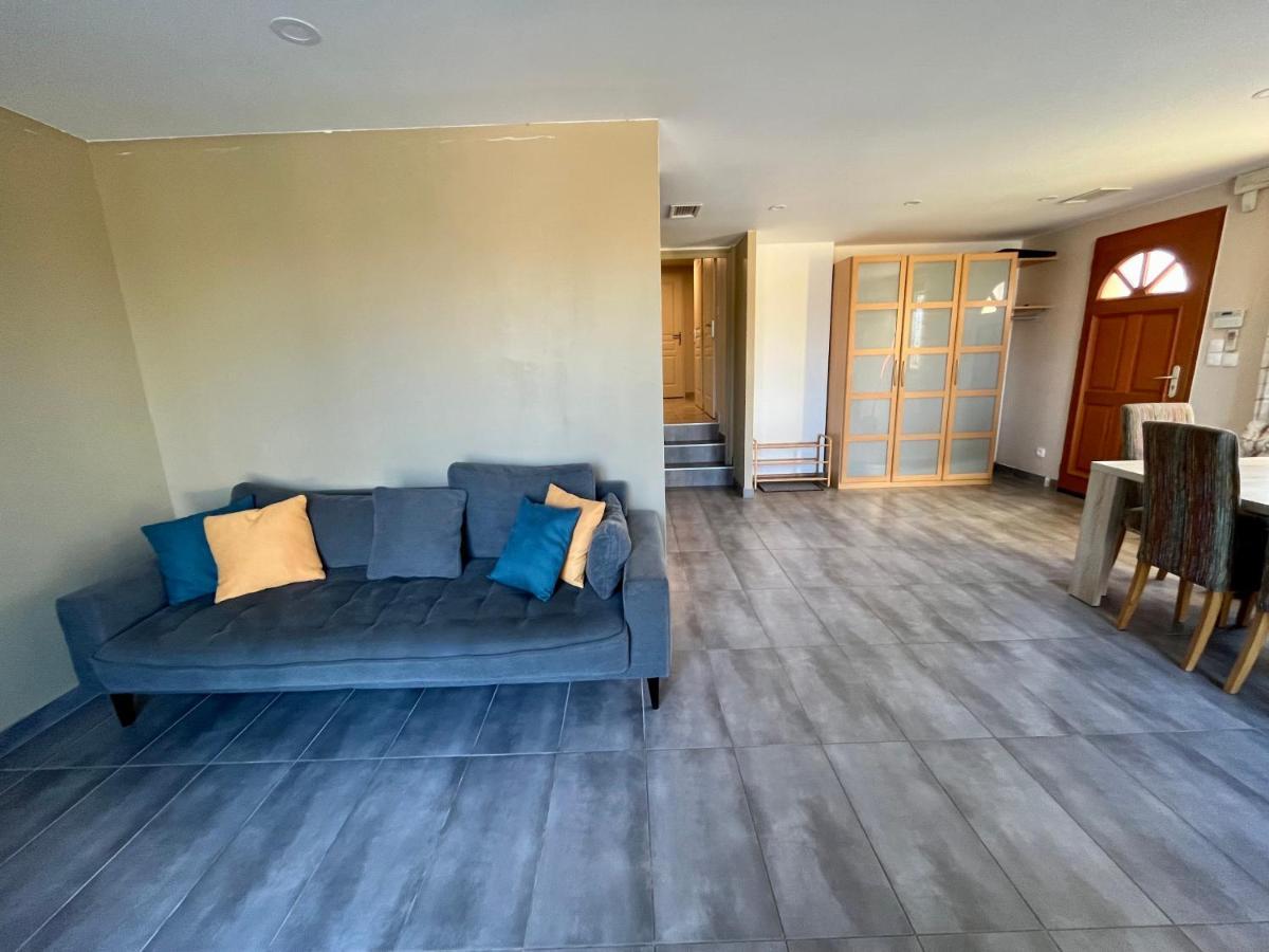 Maison Spacieuse Avec Grand Jardin Et Parking A 20 Min De Lyon *