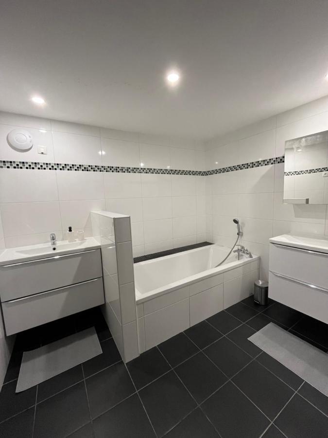 Ferienhaus Maison Spacieuse Avec Grand Jardin Et Parking A 20 Min De Lyon