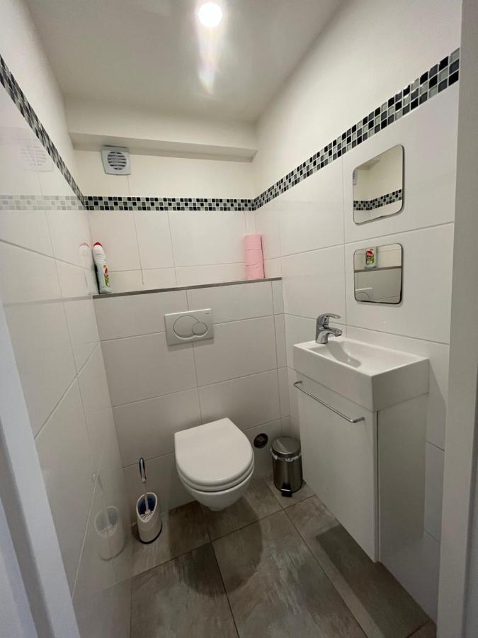 Maison Spacieuse Avec Grand Jardin Et Parking A 20 Min De Lyon *
